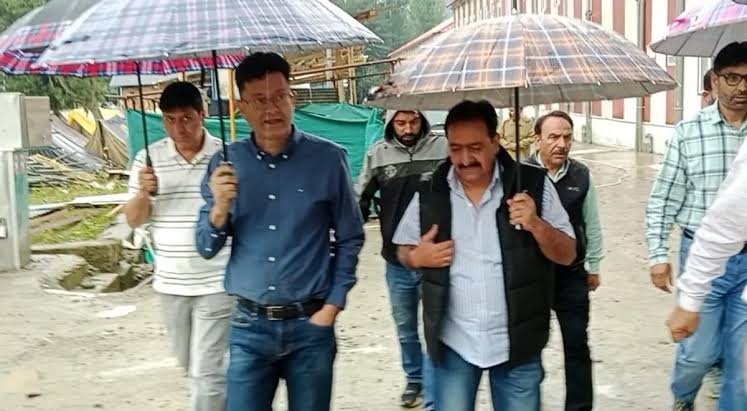 Amarnath Yatra Power व्यवस्था के लिए पहलगाम में KPDCL अधिकारियों द्वारा बिजली तैयारियों का निरीक्षण