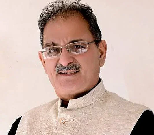 Himachal Pradesh Governor Kavinder Gupta मीडिया से बातचीत करते हुए।