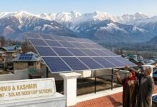 J&K Rooftop Solar मिशन को राष्ट्रीय स्तर पर दूसरा स्थान मिलने का सांकेतिक दृश्य