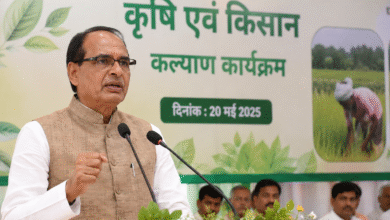 Khet Bachao Abhiyan mein Shivraj Singh Chouhan dwara kisano ko natural farming aur soil conservation ke liye prerit karte hue.