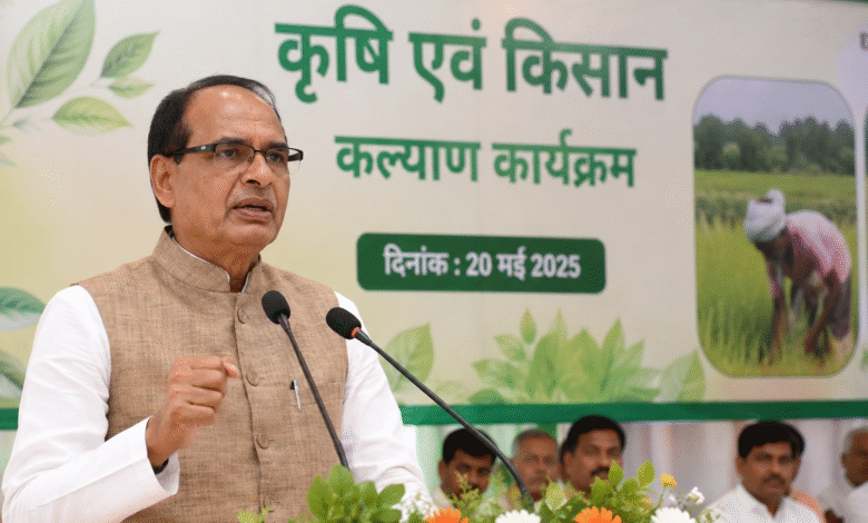 Khet Bachao Abhiyan mein Shivraj Singh Chouhan dwara kisano ko natural farming aur soil conservation ke liye prerit karte hue.