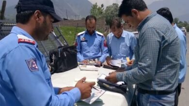 MVD Rajouri traffic enforcement drive में roadside vehicle checking और action।