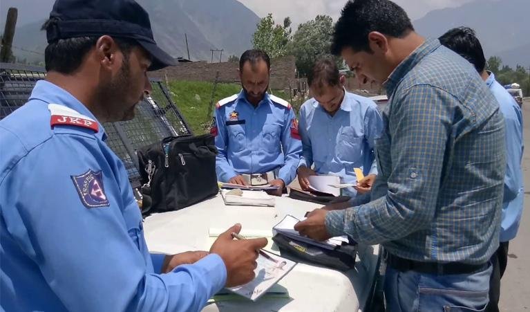 MVD Rajouri traffic enforcement drive में roadside vehicle checking और action।