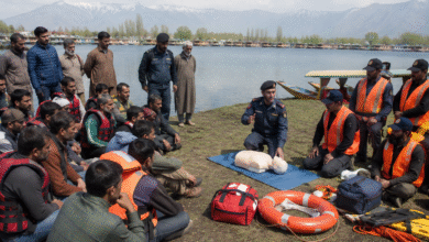 Wullar Manasbal Training Program के दौरान Civil Defence द्वारा स्थानीय हितधारकों को Disaster Management और First Aid की ट्रेनिंग देते हुए।