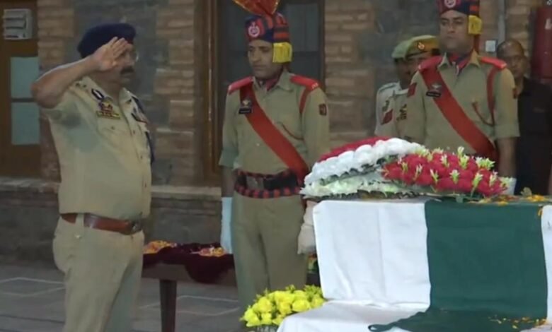 Anantnag Terror Attack security forces pay tribute to Head Constable Ashiq Hussain Qureshi