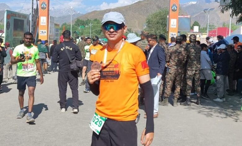 Anuj Mahajan barefoot Kargil Marathon 2026 running tribute to Kargil War heroes in Sarhad Shauryathon